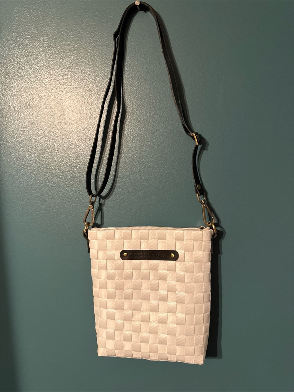 Bayongciaga White Handwoven Crossbody Bag Purse Zip Closure Lightweight 7” X 9”